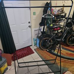 Wire shelf rack with bottom shelf