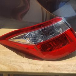 TOYOTA COROLLA TAILLIGHT DRIVER SIDE ORIGINAL COMPLETE WITH BULBS 2017-2019