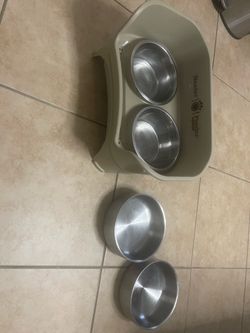 Neater feeder and bowls.