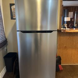 Insignia Refrigerator 18 Cu. Ft. Top Freezer