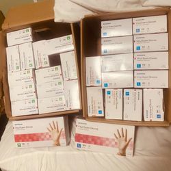 👋👏👏💕💕👋$$ Over 40 boxes available $$8 per box (5 box minimum purchase for meet) — at this time I have many boxes gloves/guantes  available. medic