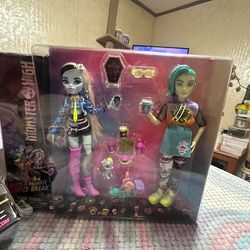 Unopened Monster High Deuce and Frankie dolls coffee break