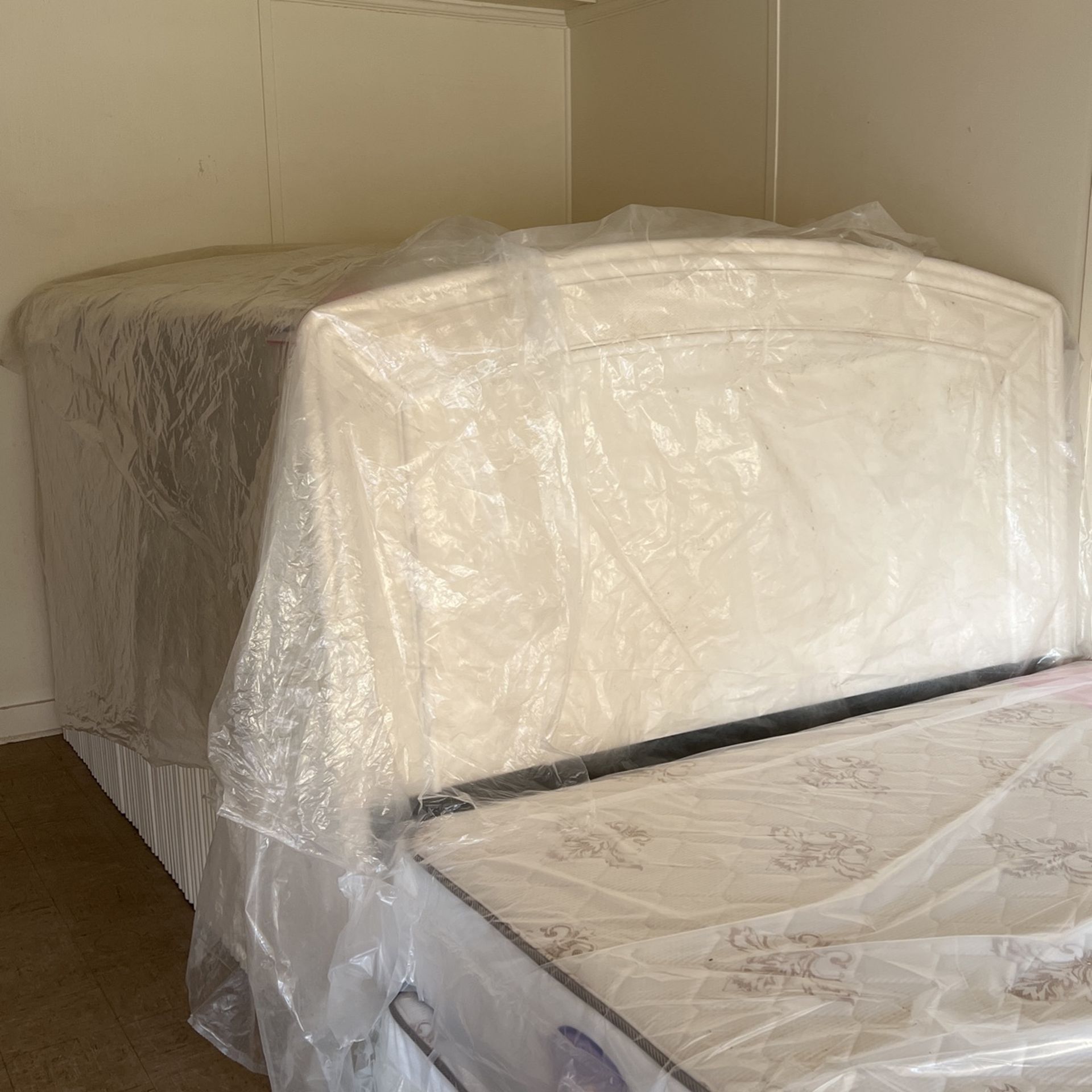 King Size American Drew Beds Headboard Footboard And Rails Regular 1500 For $400 Per Bed 58 Beds To Sell