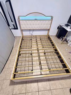 Cama queen Beige y dorado con cuatro gavetas grandes