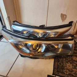 2015 Toyota Higlander PAIR OF Headlights