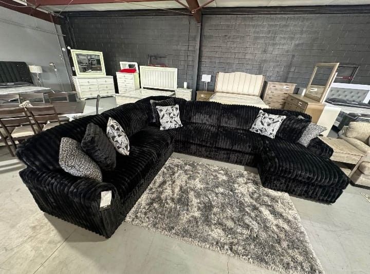 Deliver & Finance Available 👍🏼New Midnight Madness 4 Piece Velvet Sectional with Chaise
