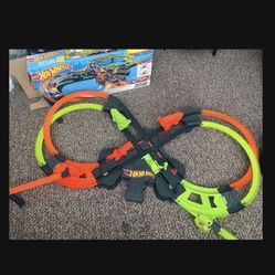 Like New Hot Wheels Set