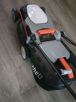 Electric lawnmower