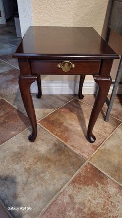 End Table. 17w X 21.5 L X 23 H
