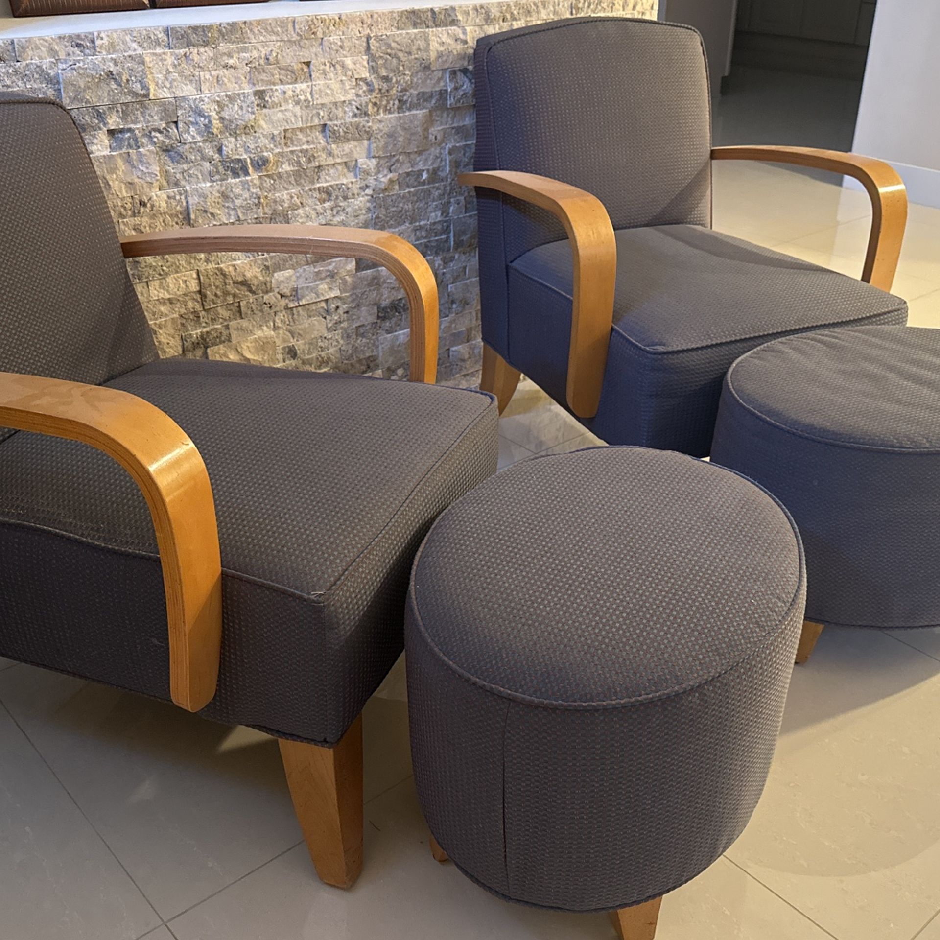 2 Lounge Chairs With 2 Ottomans