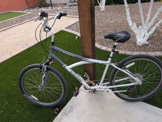 Trek Hybrid bicycle 26-in tires, 20 inch frame, 7 speed, easy wheel removal, seat shock absorber, water bottle holder, adjustable handlebars