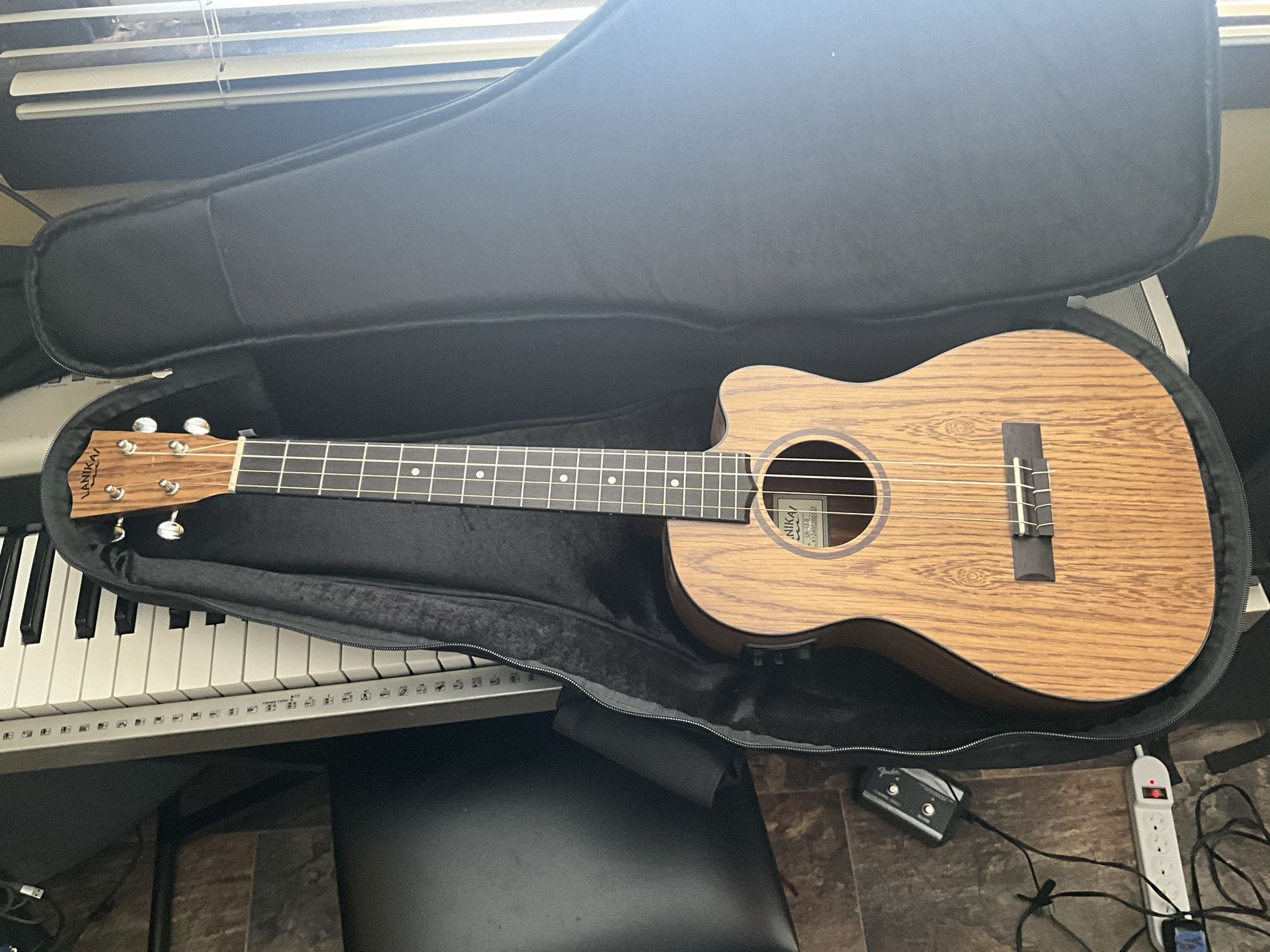 LANIKAI. Baritone Ukulele 