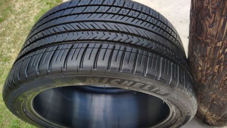 Tengo una llanta seminueva año 2026 Michelin Pilot sport 4 s 285/35/ZR/19 103y 99% de vida