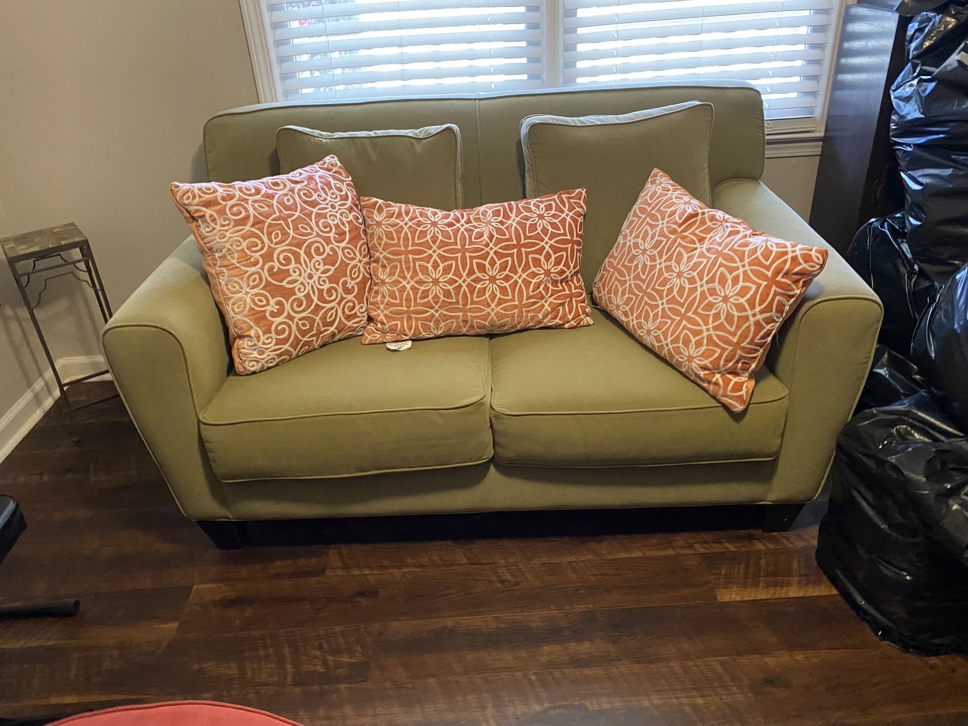 Nice loveseat Good condition 64”W pick up in Snellville $75 