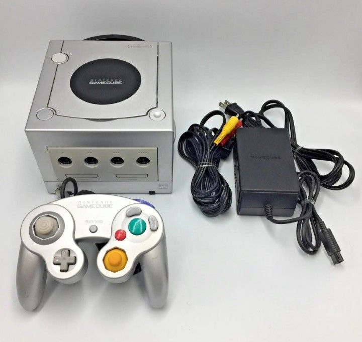 GAMECUBE offers CONSOLE WITH 2 CONTROLLERS