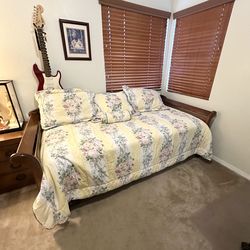 Clean pull out Bed ,pull out then lift up to make a full bed