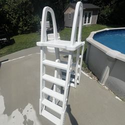 Pool ladder 