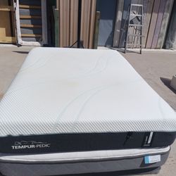 Queen tempurpedic pro adapt medium mattress and box spring