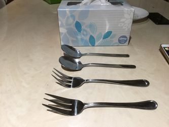 Serving utensils