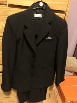 Traje para niño talla 10 en condición nueva