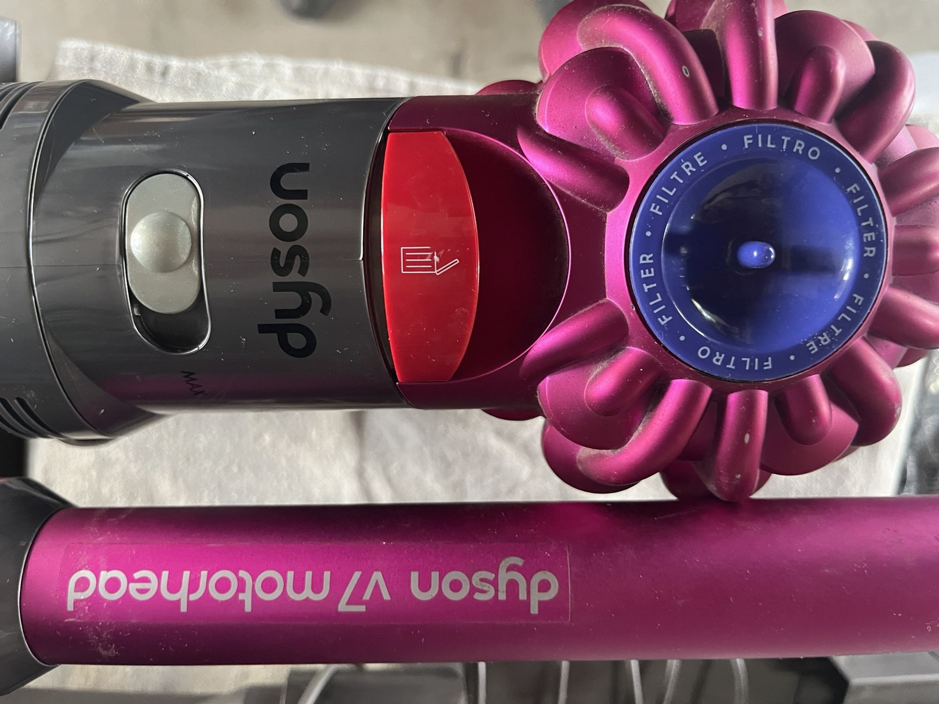 Dyson V7 Motorhead Vacuum  (needs repair)