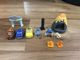 Disney Pixar Cars Mini Racers Bundle – 5 Mini Metal Cars + Playset Accessories (11 Pieces)