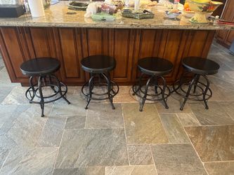 Adjustable bar chair