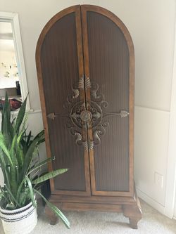 Round hutch cabinet