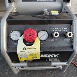 HUSKY 4.5 GALLON AIR COMPRESSOR 