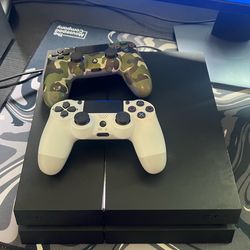PS4 + 2 Controllers