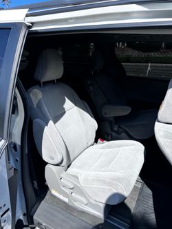 2018 Toyota Sienna middle row seats
