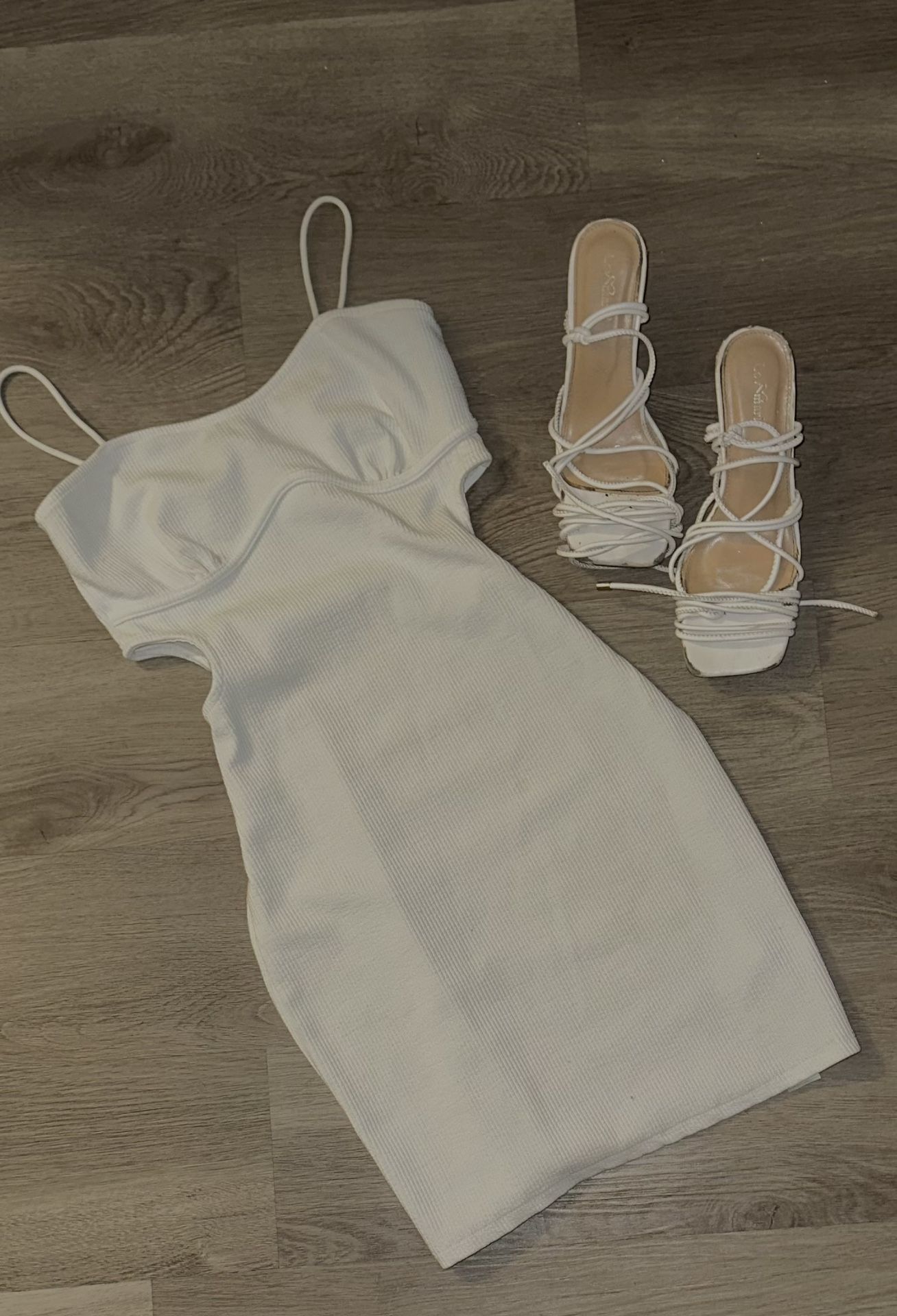 White BodyCon Dress🤩 With Slits