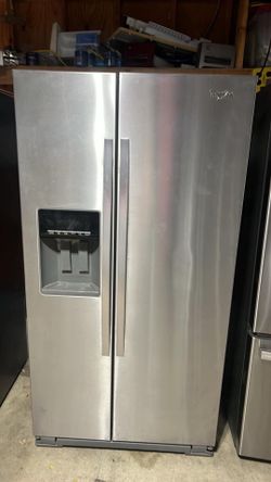 Refrigerator side by side