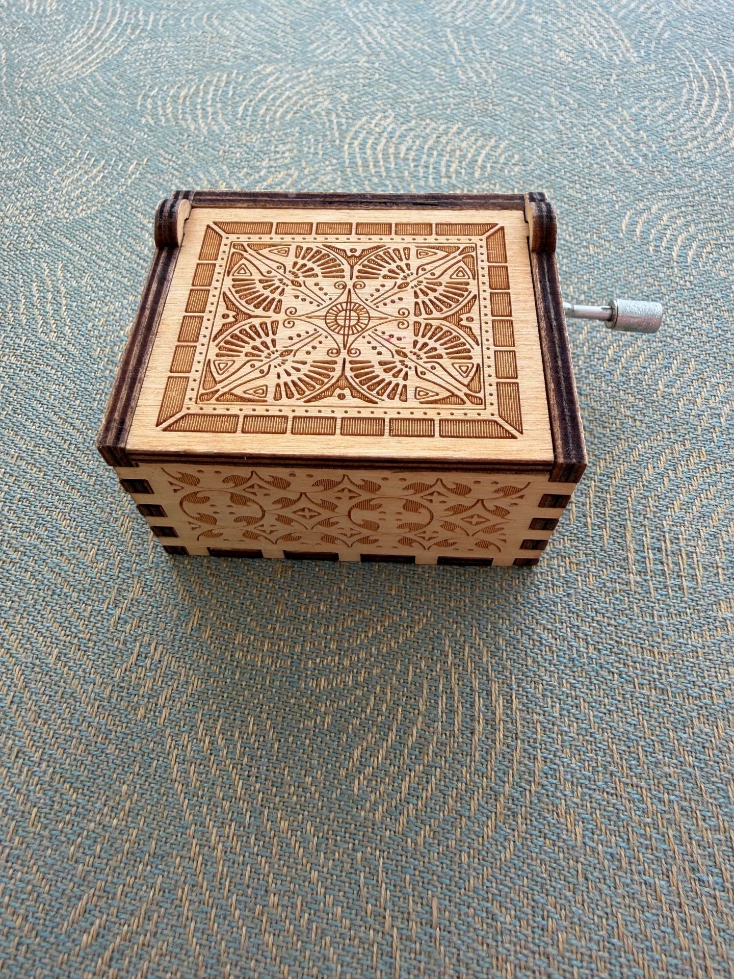 Vintage Hand-Cranked Wooden Music Box Queen In great condition Pursuestar Bohemian Rhapsody- Queen Birchwood Musical Box Hand-Cranked Approx 2.5” x