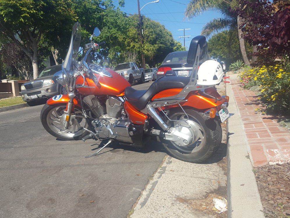 Photo Clean Title 2006 Honda VTX 1300C 14k Miles! Great Condition 5k Asking Price Is Firm Color Is Cherry Or Candy Orange, Cant Tell Exactly..