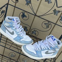 Nike Air Jordan 1 Retro High OG "Hyper Royal" Size 9