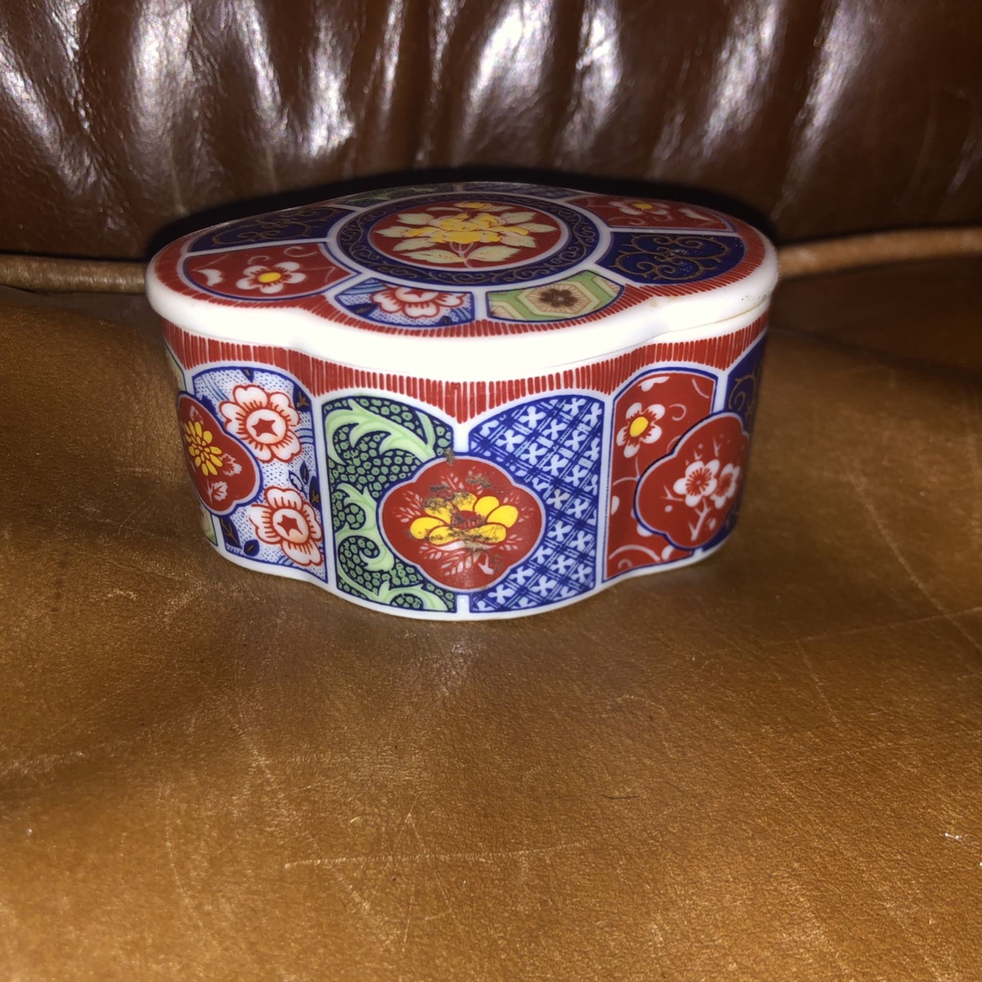 2 1/2 inch porcelain trinket box
