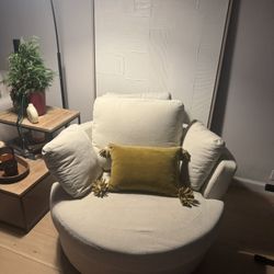 Excellen Condition Swivel Chair 