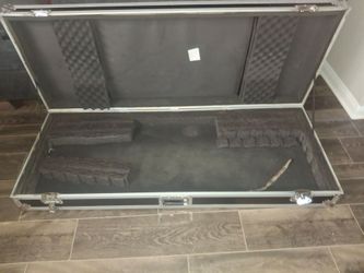 Road runner travel case, used for a 88 key synthesizer has rollers