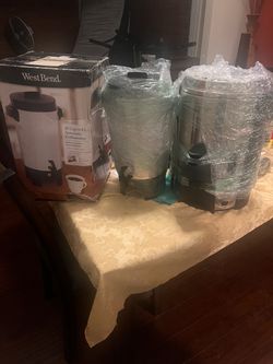 3 cafeteras comerciales las 3 están nuevas nunca usadas buenas condiciones 1 tiene su caja las otras 2 no tienen caja las vendo las 3 por 120 dls