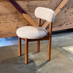 Pretty 6 Article Dining Chairs