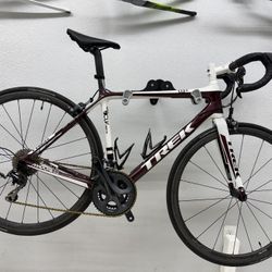 🚴🏻 Trek Madone 5.2 Carbon Road Bike- Size 52Cm   High-performance carbon road bike in great condition. Lightweight, stiff, and fast — perfect for ra