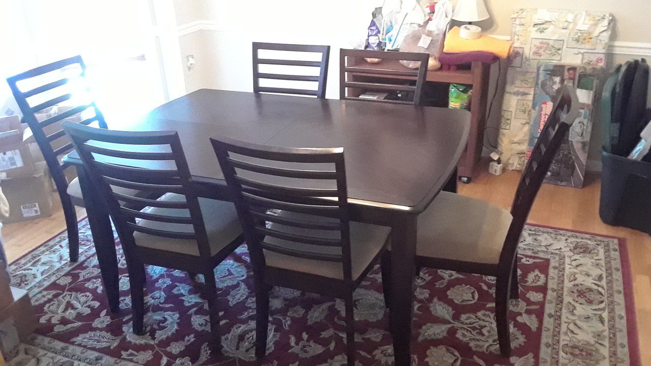 Dining room table with built in leaf and six chairs
