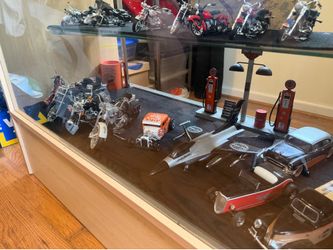 Very nice display Case cabinet with shelves