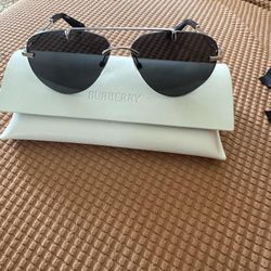 BURBERRY WOMANS SUN GLASSES