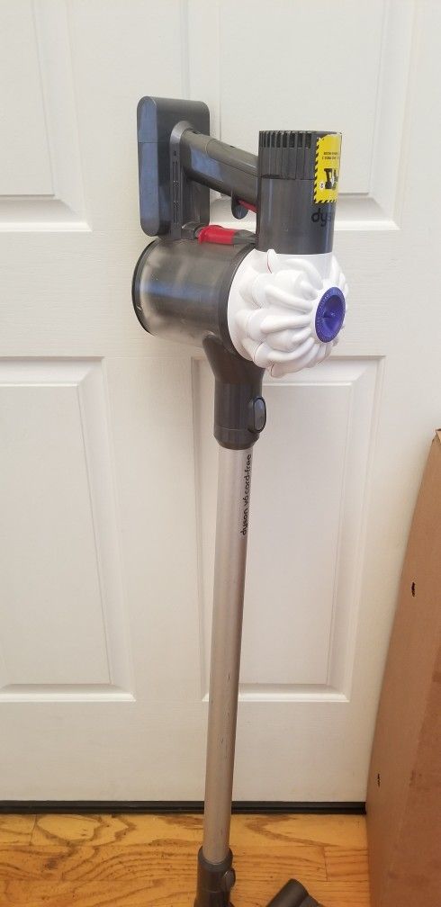 CORDLESS DYSON VACUUM , AMAZING POWER SUCTION. , WORKS EXCELLENT. , IN THE BOX. , $60 Fuji