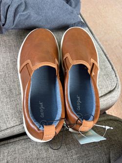 Tennis shoes