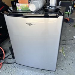 Like new Whirlpool Mini fridge/freezer