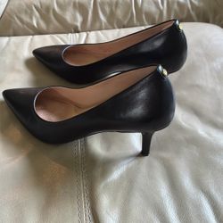 Black Pumps