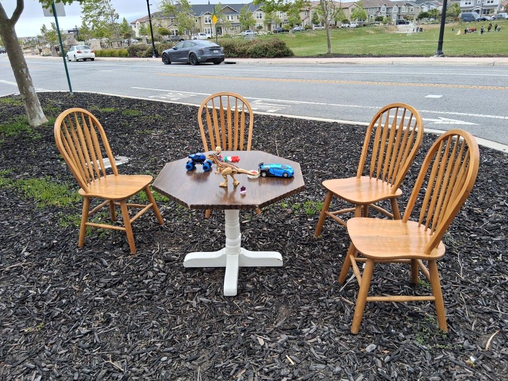 4 Oak Chairs and Table